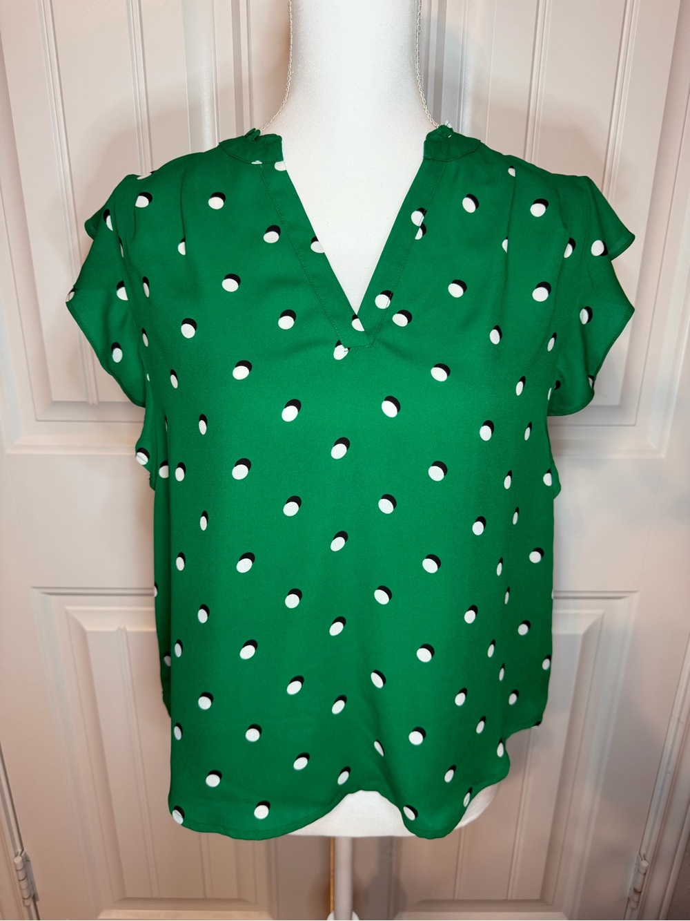 Liz Claiborne Green Polka Dot Blouse XS Flutter Sleeve V-Neck Career Casual